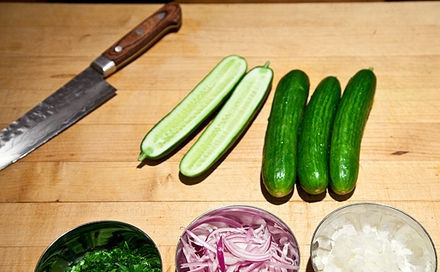 1. Этап. Салат из сладкой кукурузы: 2. Мелко нарезать лук и зелень.