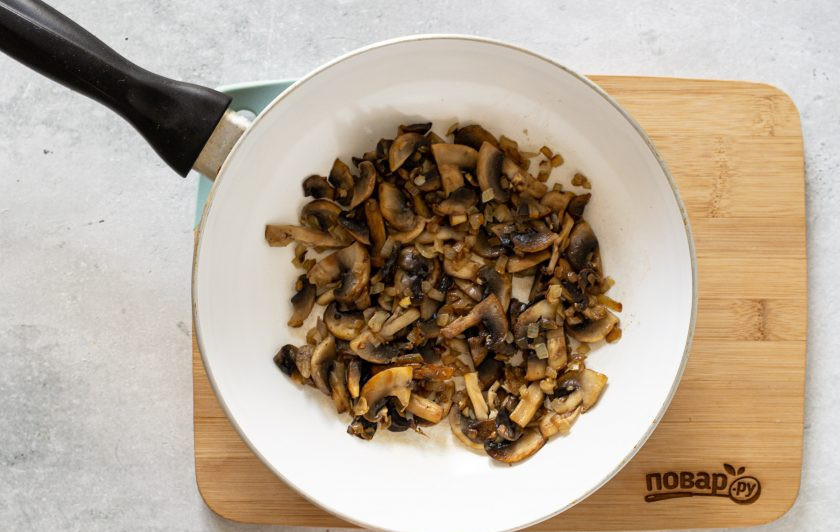 1. Этап. Рисовая каша с грибами: Обжарьте лук с грибами в сковороде до золотистого цвета и испарения лишней жидкости. Посолите, поперчите по вкусу.