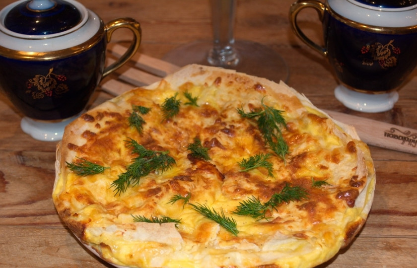 1. Этап. Ленивая ачма: Снимите ачму с бумаги. Переложите её на блюдо, нарежьте и подавайте к столу.