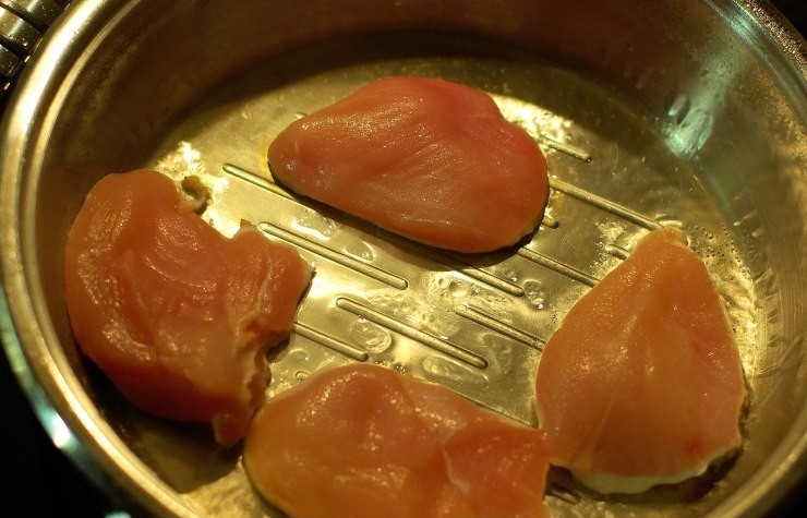 1. Этап. Курица по-испански: Кусочки обжариваем партиями в толстостенной сковородке в масле.