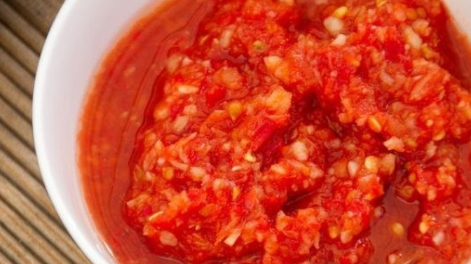 1. Этап. Аджика без помидоров на зиму: Тщательно промойте овощи. Болгарский перец разрежьте, удалите у него семена с плодоножками. Прокрутите через мясорубку: перец болгарский и острый, очищенный чеснок и все специи.