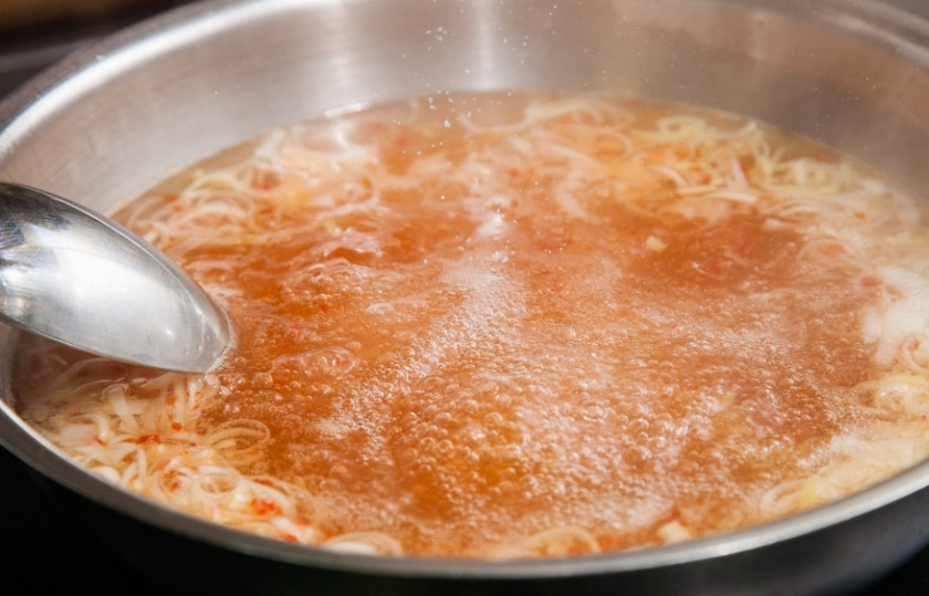 1. Этап. Суп турецкий с булгуром: Сладкий перец пропустите через мясорубку или очень мелко порубите, обжарьте, чтобы жидкость испарилась - получается паста довольно густая. Ее добавьте в суп.