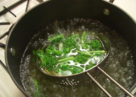 1. Этап. Крабовый салат с брокколи: Вскипятить воду, посолить. Бланшировать брокколи 2-3 минуты, после чего вынуть шумовкой или откинуть на дуршлаг, чтобы сошла лишняя жидкость. Если же в хозяйстве есть пароварка или мультиварка - приготовьте брокколи на пару (минут 5-7).