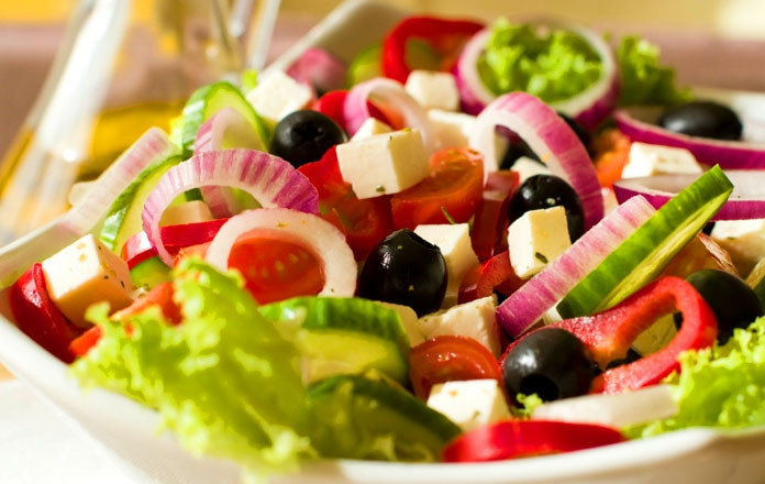 1. Этап. Салат греческий с бальзамическим уксусом: Соединим все ингредиенты в салатнике, добавим очищенные от косточек маслины, польем заправкой и перемешаем. салат готов - подавать на стол его нужно сразу!