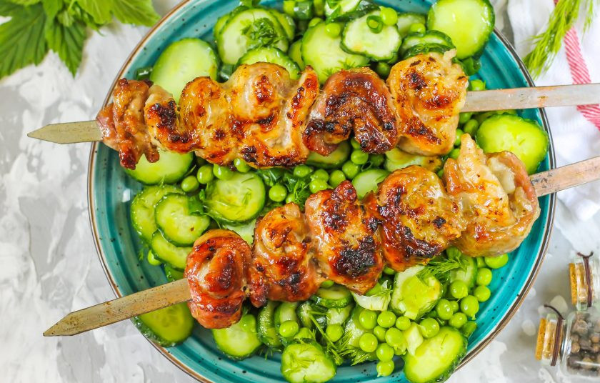 1. Этап. Шашлык Наполеон: Готовое блюдо подавайте к столу горячим, с салатом, гарниром или свежими овощами. Не забудьте про соусы и соленья. Приятного аппетита!