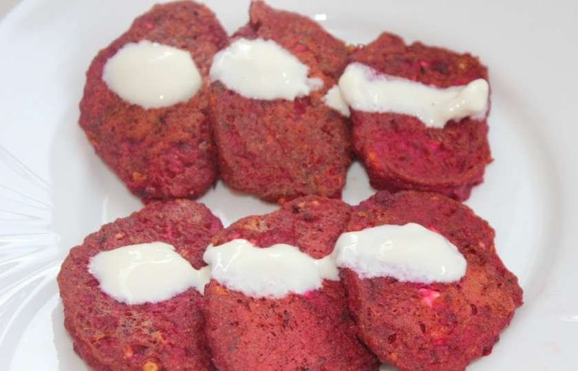 1. Этап. Свекольные котлеты для детей: 3. Вот и все! Поливаем готовое блюдо сметанкой и подаем маленьким гурманам на пробу!