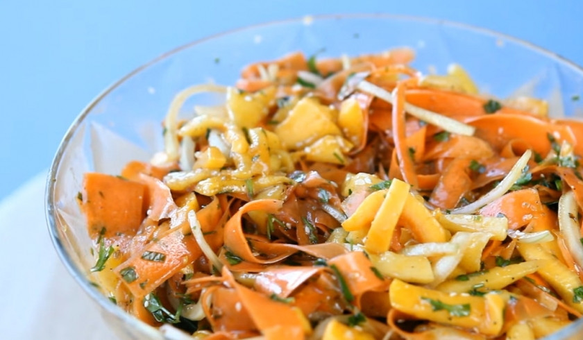 1. Этап. Салат из тыквы по-корейски: 6. Смешайте все с заранее подготовленной тыквой.