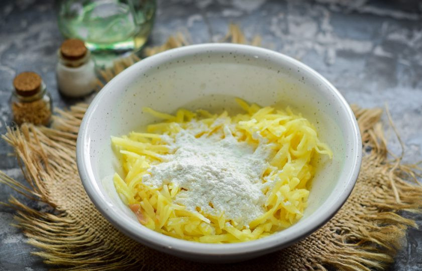 1. Этап. Курочка в ажуре: Картофель очистите, сполосните, просушите. Натрите картофель средней стружкой. Добавьте в картофель куриное яйцо, муку пшеничную, соль и перец. Перемешайте все.