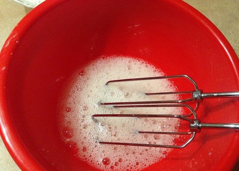 1. Этап. Ангельский капкейк: 1. Включаем духовку, пусть разогревается до 180 градусов. Белки взбиваем со щепоткой соли.