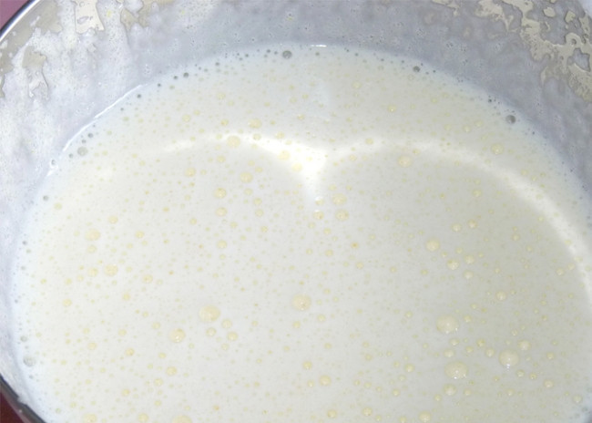 1. Этап. Бисквитные оладьи с черной смородиной: 2. Отделяю желтки от белков, последние взбиваю в крепкую пену.