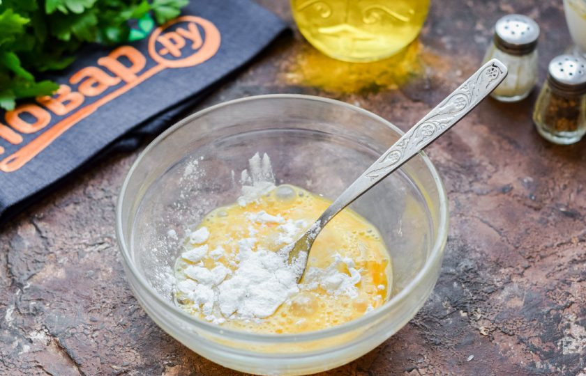 1. Этап. Салат из куриных сердечек: В мисочку вбейте куриные яйца, добавьте крахмал, взболтайте хорошо.