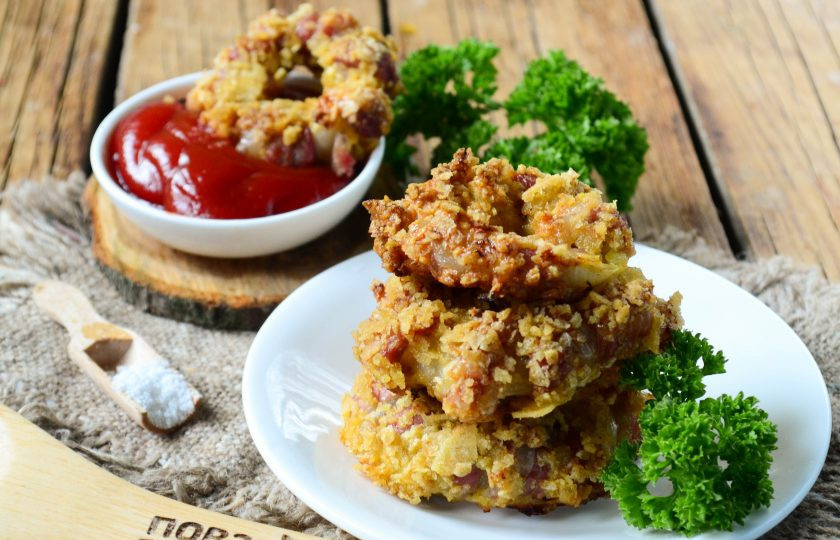 1. Этап. Луковые кольца в беконе и панировке: Луковые кольца в беконе и панировке готовы. Подавайте их с кетчупом или другим соусом, который вам нравится. Кушайте с удовольствием!