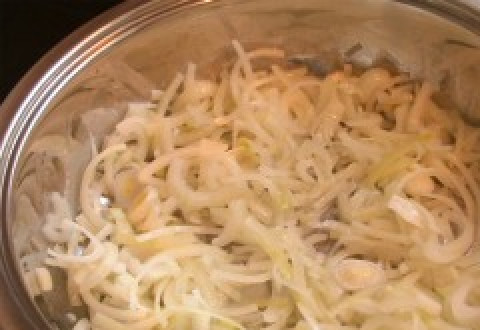 1. Этап. Рыба под маринадом из тушеных овощей: На растительном масле обжариваем лук до мягкости.