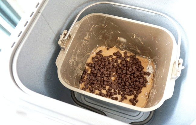 1. Этап. Кекс Столичный в хлебопечке: Добавьте шоколадные криспы, закройте крышку и дайте программе закончить выпечку. Кекс выпекается час примерно.