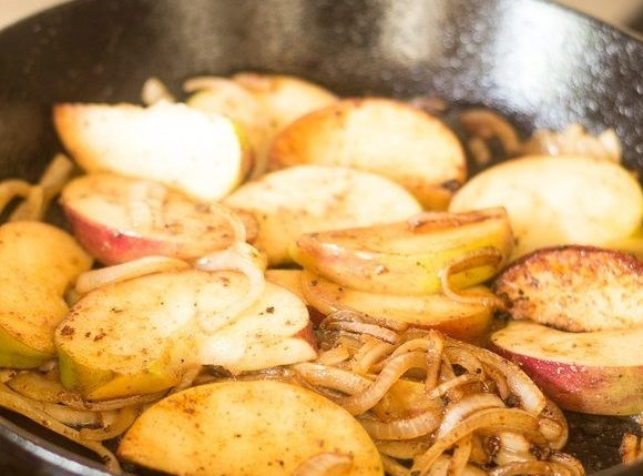 1. Этап. Салат из куриной печенки: В эту же сковороду, убрав печень, выложите яблоко, нарезанное дольками, тонко нашинкованный лук, соль, перец и ещё жира. Жарьте около 5 минут.