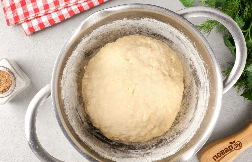 1. Этап. Лепёшки сырные на ряженке: Готовое тесто должно получиться мягкое, как для жареных пирожков. Если сильно липнет к рукам, то добавьте ещё немного муки.