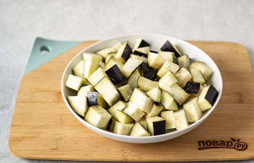 1. Этап. Баклажаны с арахисом: У баклажанов отрежьте хвостик, затем нарежьте кубиками. Посолите и оставьте на полчаса.