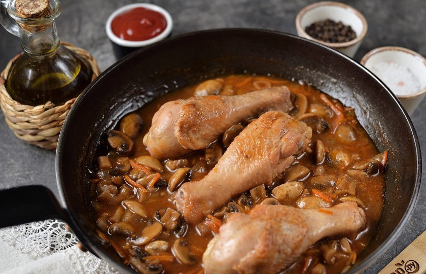 1. Этап. Куриные голени тушеные в томатном соусе с грибами: За это время соус немного выкипит и станет гуще. Посолите и поперчите блюдо вкусу.