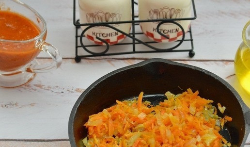 1. Этап. Борщ с бараниной и печёной свеклой: Приготовьте зажарку (заправку) для борща. Нарежьте мелко лук, а морковь натрите на крупной тёрке. Разогрейте масло в сковороде, поджарьте овощи до золотистого цвета.