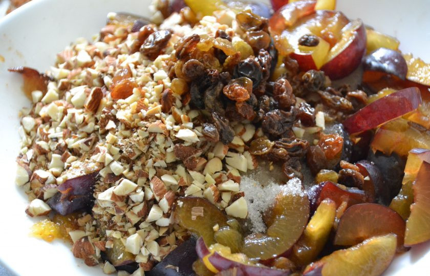 1. Этап. Штрудель со сливой: Смешайте измельченные сливы, орехи, изюм и оставшийся сахар.