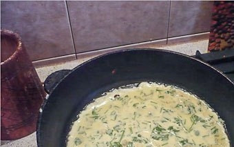 1. Этап. Рулет из филе индейки в духовке: Раскалите сковороду, налейте на нее немного подсолнечного масла. Выпекайте три одинаковых омлетных блинчика до готовности.