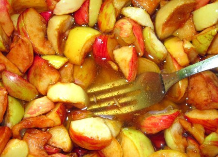 1. Этап. Варенье из яблок дольками: Теперь откладываем миску с яблоками на несколько часов, нам необходимо дождаться, пока сахар полностью растает, а яблоки пустят сок.