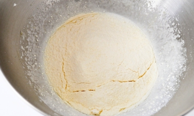 1. Этап. Печенье из сухого молока: Добавьте сухое молоко, муку и растопленное масло.