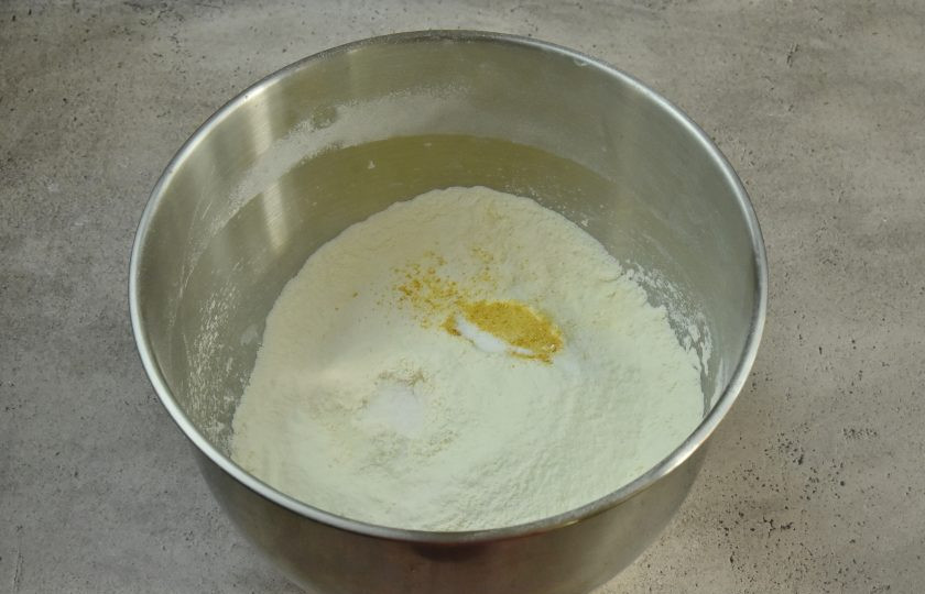 1. Этап. Александрийское тесто для куличей: Муку просейте через мелкое сито, добавьте ванилин, соль и цедру. Перемешайте сухие ингредиенты.