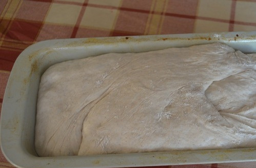 1. Этап. Домашний хлеб на закваске: Когда тесто станет достаточно упругим и перестанет липнуть к рукам, выложите его в смазанную растительным маслом форму для запекания. Накройте полотенцем и оставьте в теплом месте на расстойку на полтора часа.