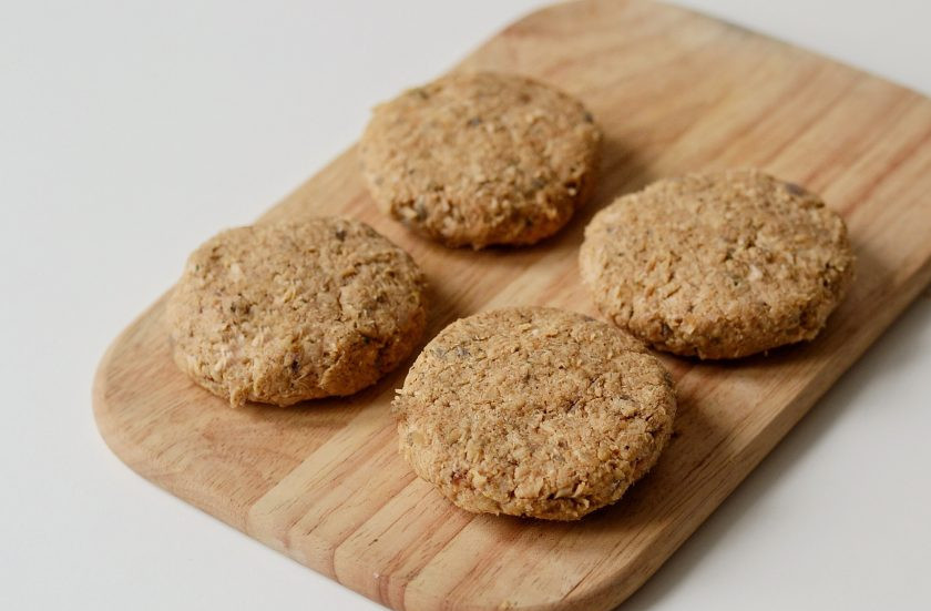 1. Этап. Постные соевые котлеты: Сформируйте из фарша котлеты.