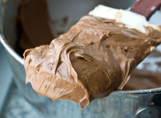 1. Этап. Бисквитный торт с шоколадом: 17. И еще раз как следует взбейте все вместе. Вот такой аппетитный крем используется в этот простом рецепте бисквитного торта с шоколадом.