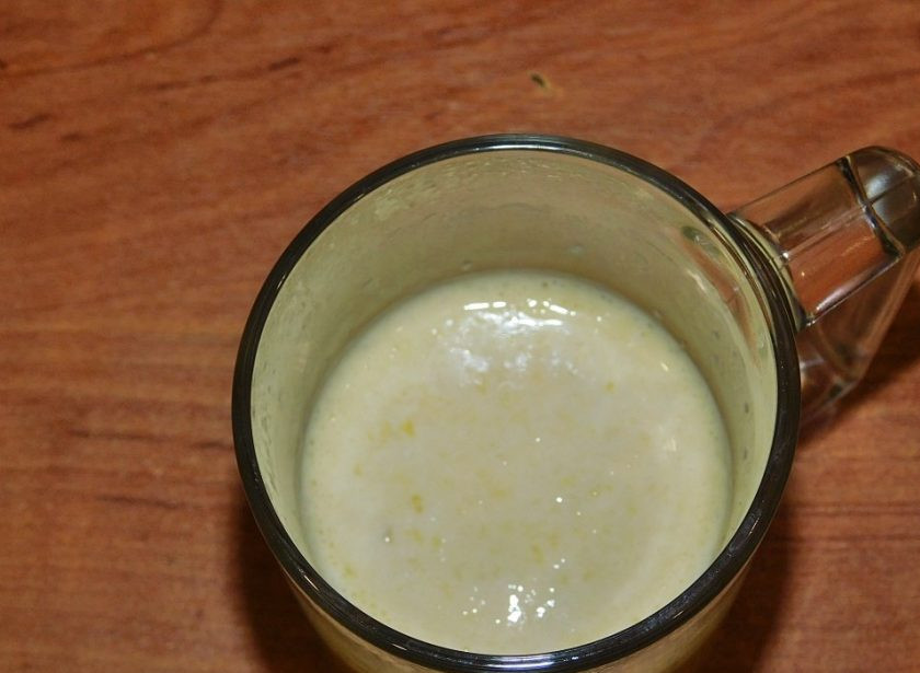 1. Этап. Торт Сладкая жизнь: Добавьте горячие сливки с цедрой. Все мешайте до однородности. Затем поставьте в холодильник на несколько часов.