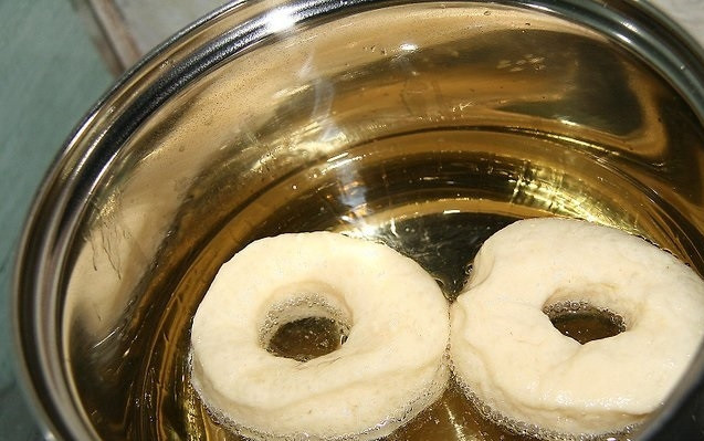 1. Этап. Рецепт воздушных пончиков: 7. Последнее, что нужно сделать, это жарка. Разогрейте как следует масло, выкладывайте пончики и жарьте до румяности.