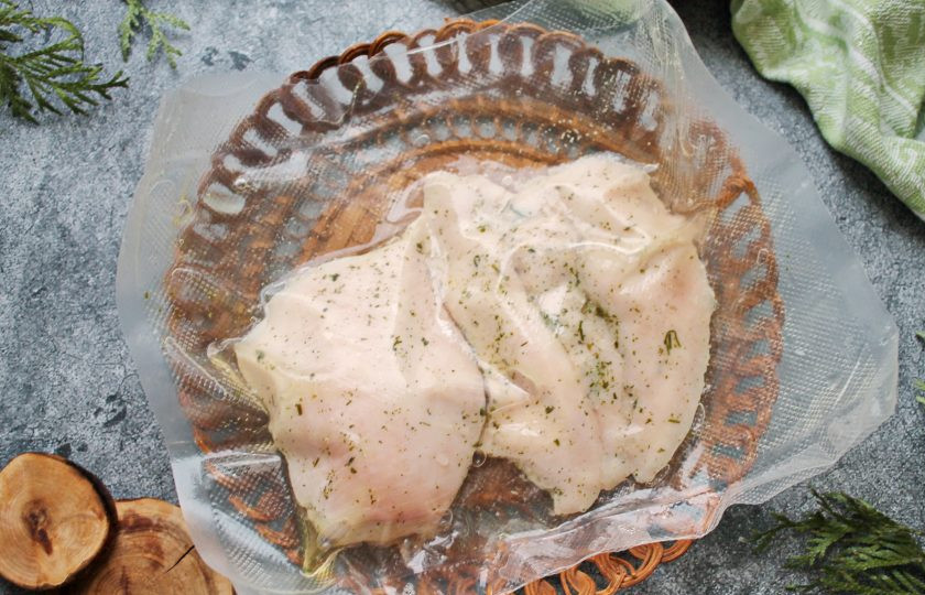 1. Этап. Нежная куриная грудка по методу су-вид в мультиварке: Готовую грудку достаньте из мультиварки и дайте полежать немного, после чего вскройте пакет и подавайте блюдо к столу.