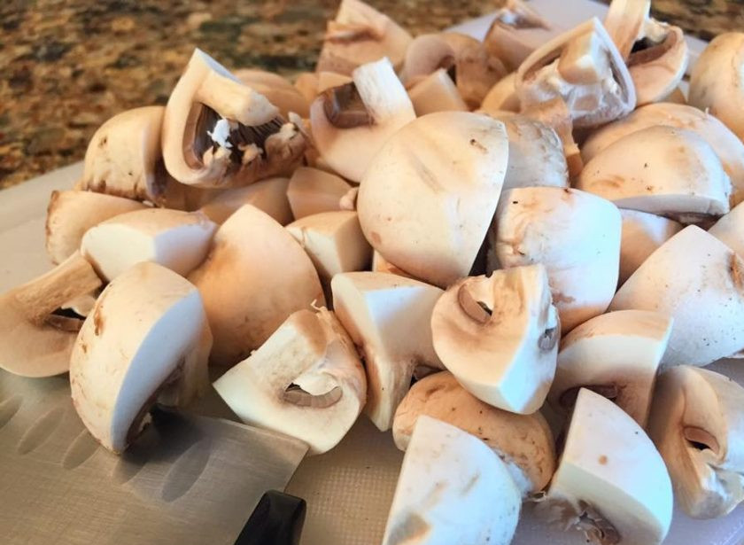 1. Этап. Суп с морепродуктами на овощном бульоне: Порежьте грибочки и добавьте в бульон, дайте провариться минуты 3.