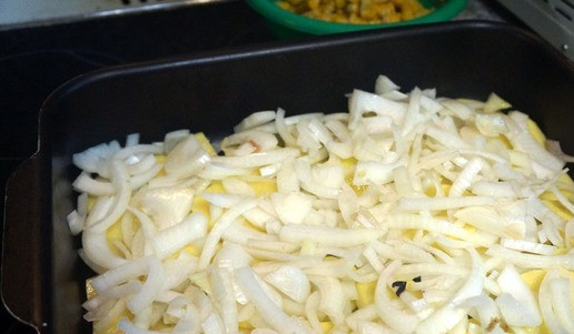 1. Этап. Курица с овощами в духовке: На картошку выложить лук.