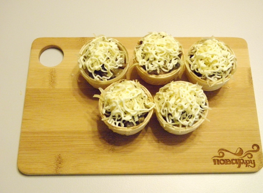 1. Этап. Тарталетки с грибами: Разложите на грибы сыр, полейте майонезом тарталетки.