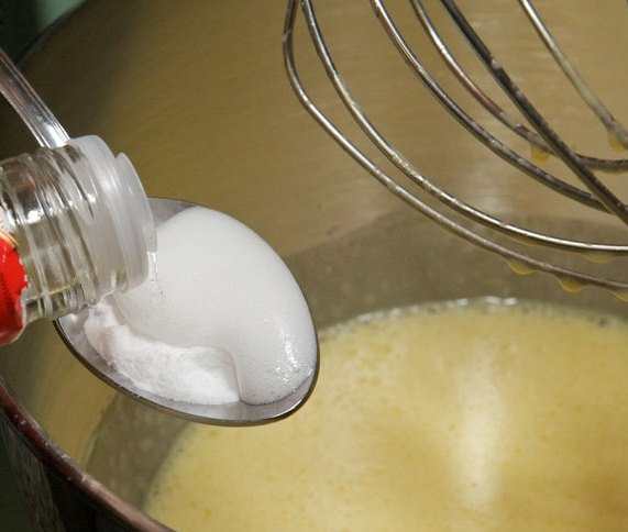 1. Этап. Простой Сметанник: Соду погасите уксусом и добавьте в тесто.