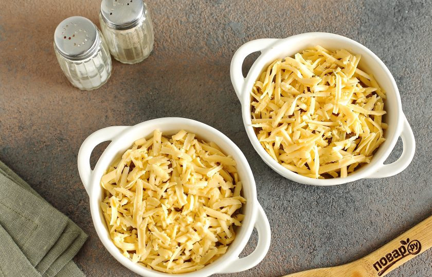 1. Этап. Жульен из куриной печени: Сыр натрите на терке и выложите поверх жульена. Запекайте в разогретой духовке при температуре 180 градусов около 10 минут.