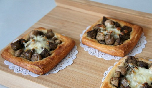 1. Этап. Тарты с печенью и грибами: Выпекать при 200 градусах до готовности. Около 12-15 минут. Ориентируйтесь на свою духовку.