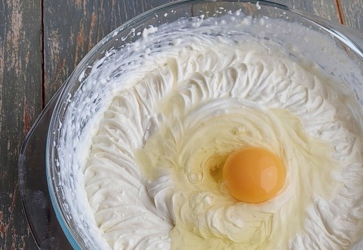 1. Этап. Чизкейк с маршмеллоу: По одному ввести яйца, каждый раз тщательно перемешивая венчиком.