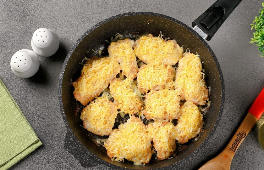 1. Этап. Куриные отбивные с сыром: Посыпьте сверху отбивные тёртым сыром, накройте сковороду крышкой и готовьте ещё около 10 минут, сыр должен хорошо расплавиться.