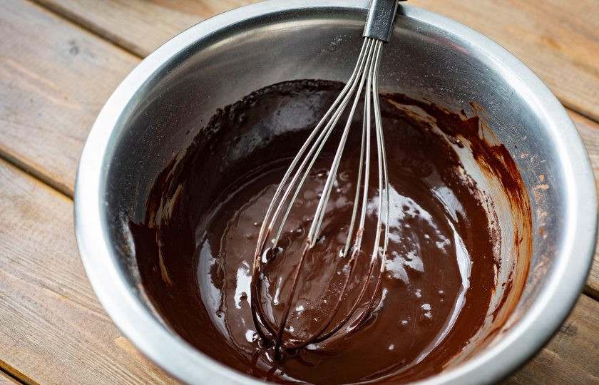 1. Этап. Домашний шоколад из какао масла: Вмешайте сахарную пудру до полного соединения и получения однородной смеси.