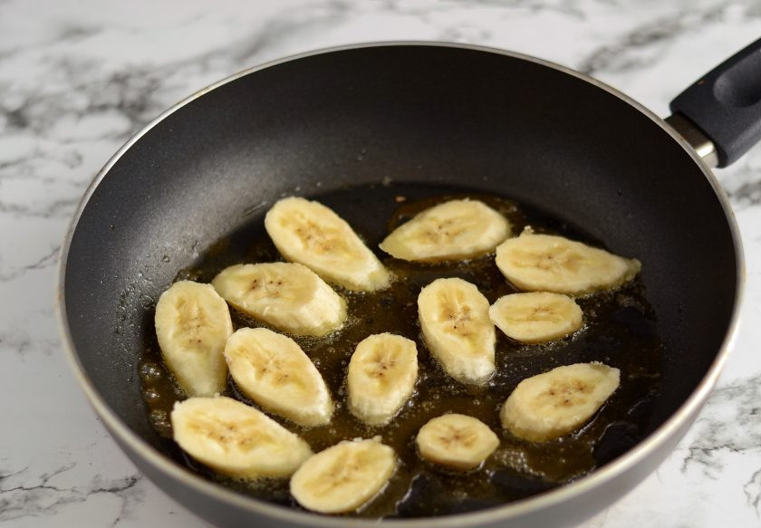1. Этап. Киноа с кокосовым молоком: Обжарьте нарезанный ломтикам банан с двух сторон. В конце добавьте немного корицы.