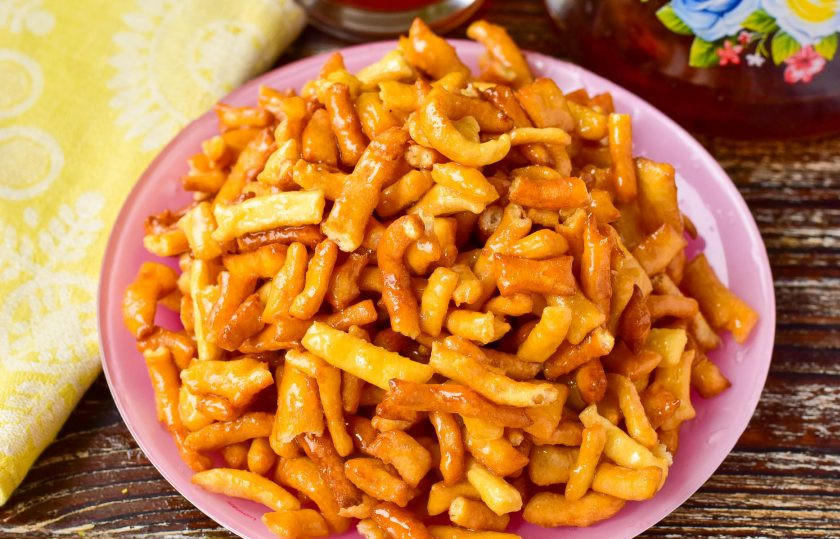 1. Этап. Чак-чак, который тает во рту: Выложите горкой чак-чак на красивое блюдо. Отправьте его в холодильник на час. Затем подайте его к столу.