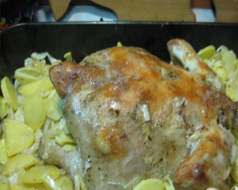 1. Этап. Картофель тушёный в курином жире: 5. В это время курица должна была уже пустить жир, минут сорок пять-пятьдесят запекаем курицу вместе с картофелем.