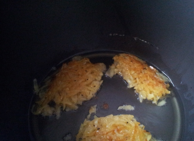 1. Этап. Драники в мультиварке: Обжариваем их с обеих сторон до золотистой хрустящей корочки.