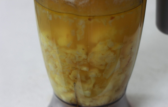 1. Этап. Белый борщ: Теперь переливаем суп в кухонный комбайн и доводим до состояния пюре.