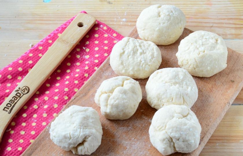 1. Этап. Баурсаки классические: Сформируйте из теста колбаску и порежьте ее на небольшие кусочки. Из каждого кусочка сформируйте шарик.