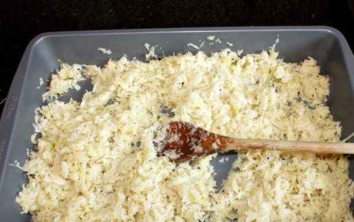 1. Этап. Пирожки с капустой на сдобном тесте: 14. Переложите обжаренную капусту с луком в отдельную емкость для остывания.